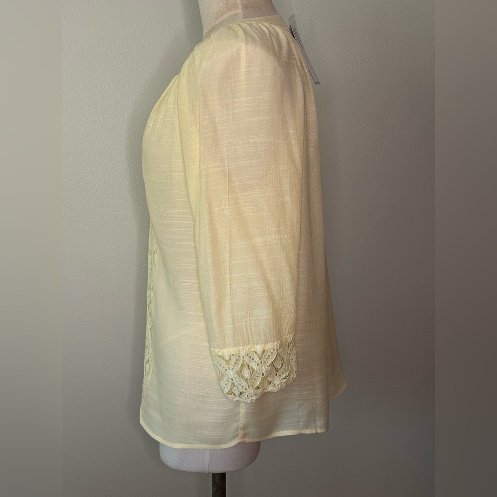Zac & Rachel Medium Yellow pullover top w/ 3/4 sleeves a lace embellishment NWT - Picture 4 of 10